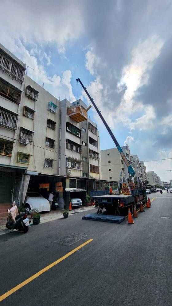 台南市南區吊掛作業（板子)