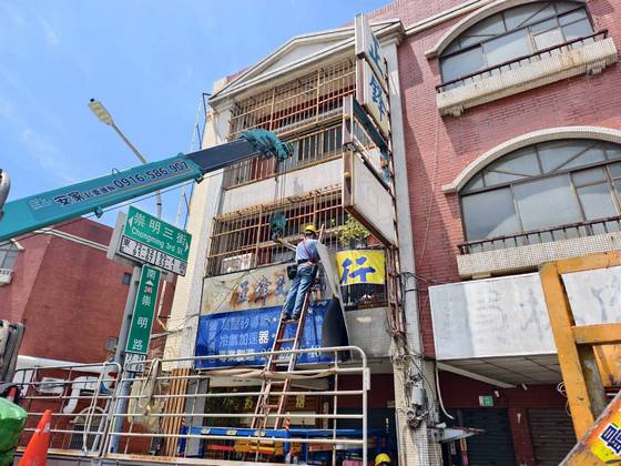 台南東區 拆除招牌工程