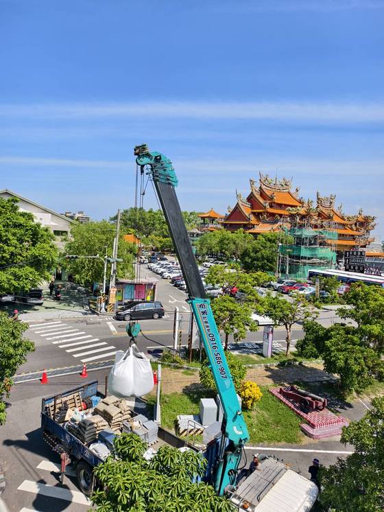 安平新南國小載運鎮海國小吊掛作業運輸