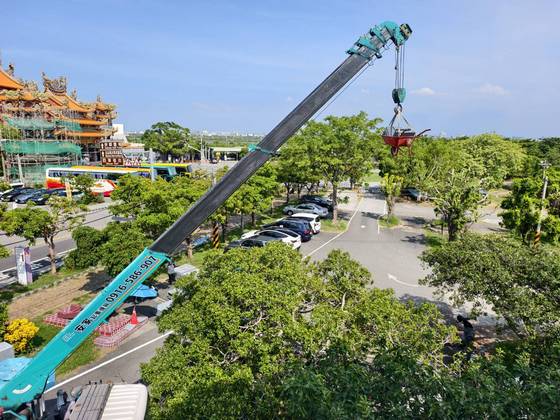 安平新南國小載運鎮海國小吊掛作業運輸
