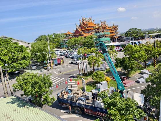 安平新南國小載運鎮海國小吊掛作業運輸